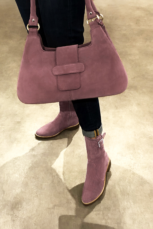 Dusty rose pink women's ankle boots with buckles on the sides. Round toe. Flat rubber soles. Worn view - Florence KOOIJMAN